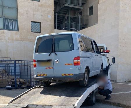 القبض على سائق من حورة يقود برخصة ملغاة
